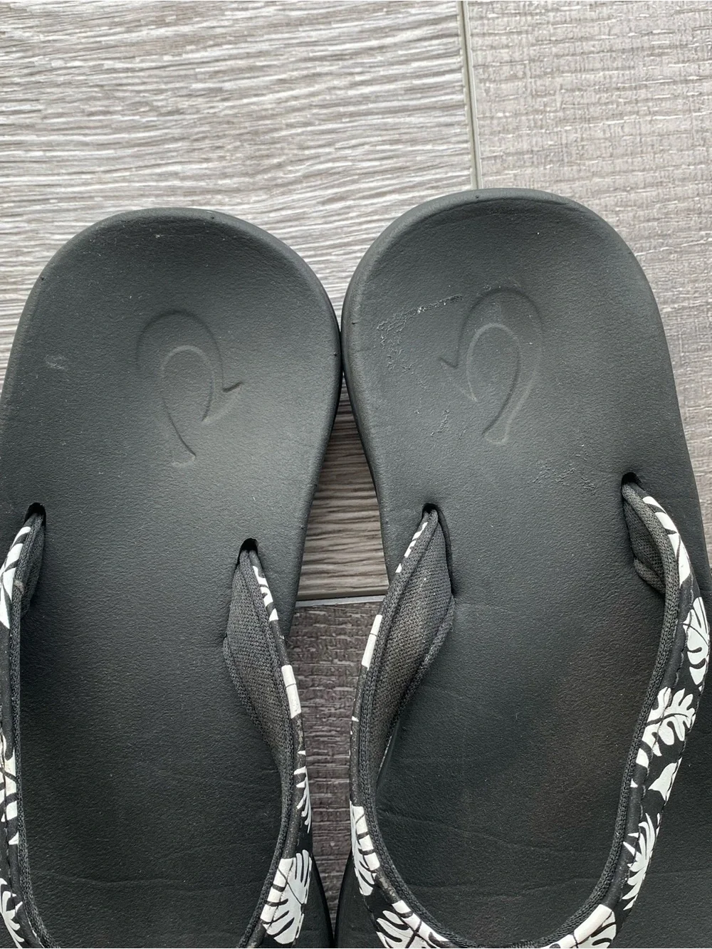 OluKai Ohanan Girls Black White Tropical Leaf Print Flip Flop Sandals Size 1.5